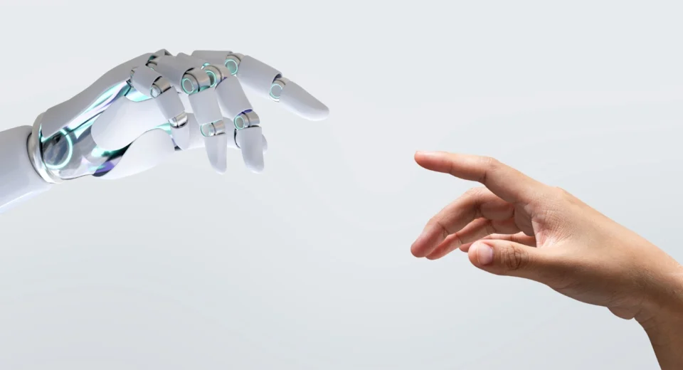 Mão humana prestes a tocar uma mão robótica futurista, simbolizando a colaboração entre inteligência artificial e criatividade humana.