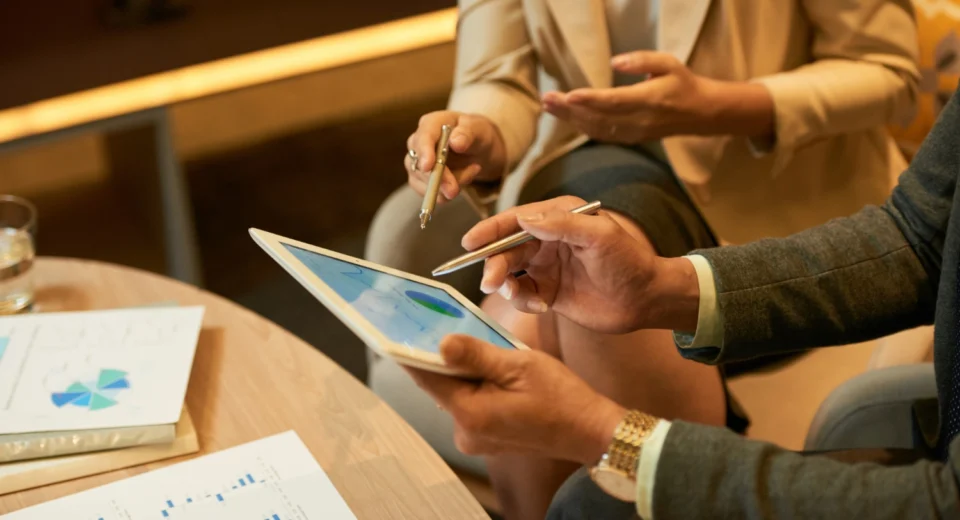 Empresários analisando dados durante o processo comercial