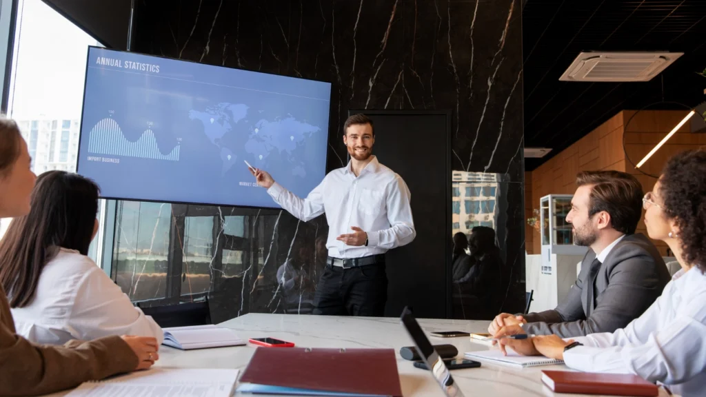 Empresários analisando modelo de proposta comercial durante apresentação em evento corporativo.