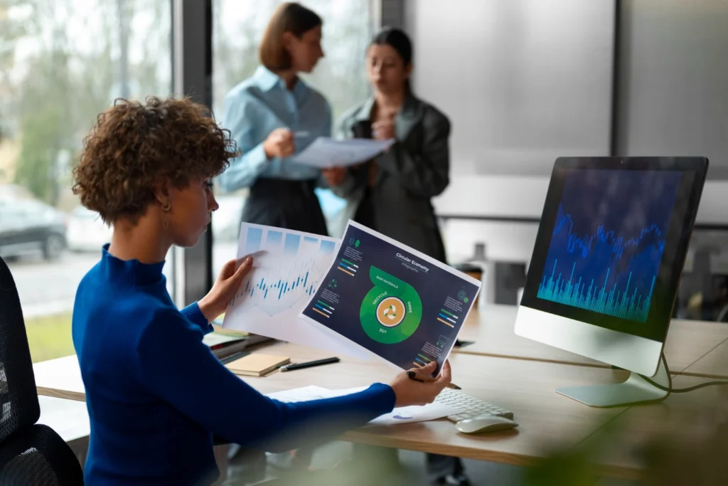 Profissional analisando gráficos e dados estratégicos durante etapa do processo comercial