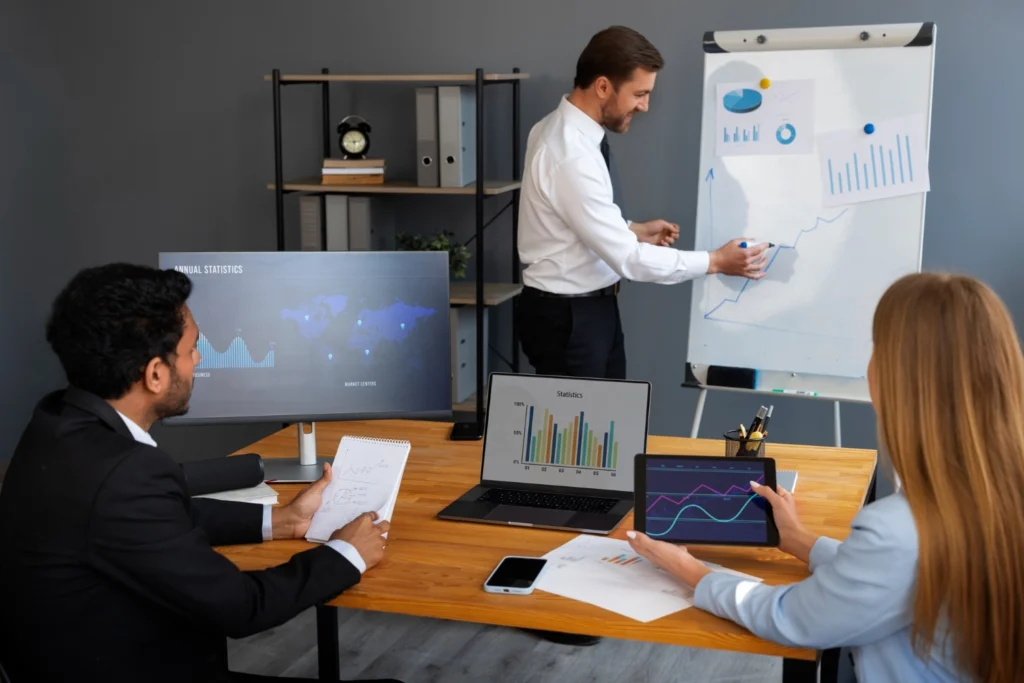 Equipe de trabalho reunida em escritório analisando dados e estratégias ligadas ao LTV significado no contexto comercial.
