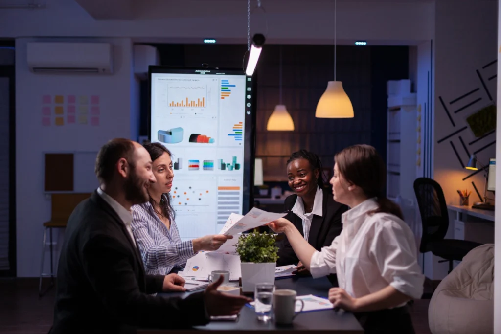 Equipe reunida alinhando estratégias do processo comercial