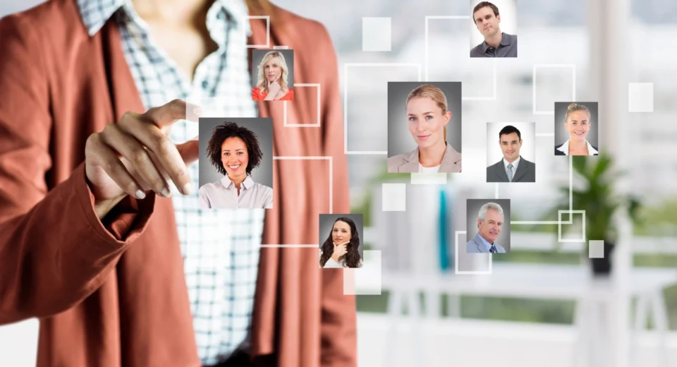 Pessoa interagindo com um sistema digital de gestão de talentos, representando a seleção e análise de colaboradores na matriz Nine Box.