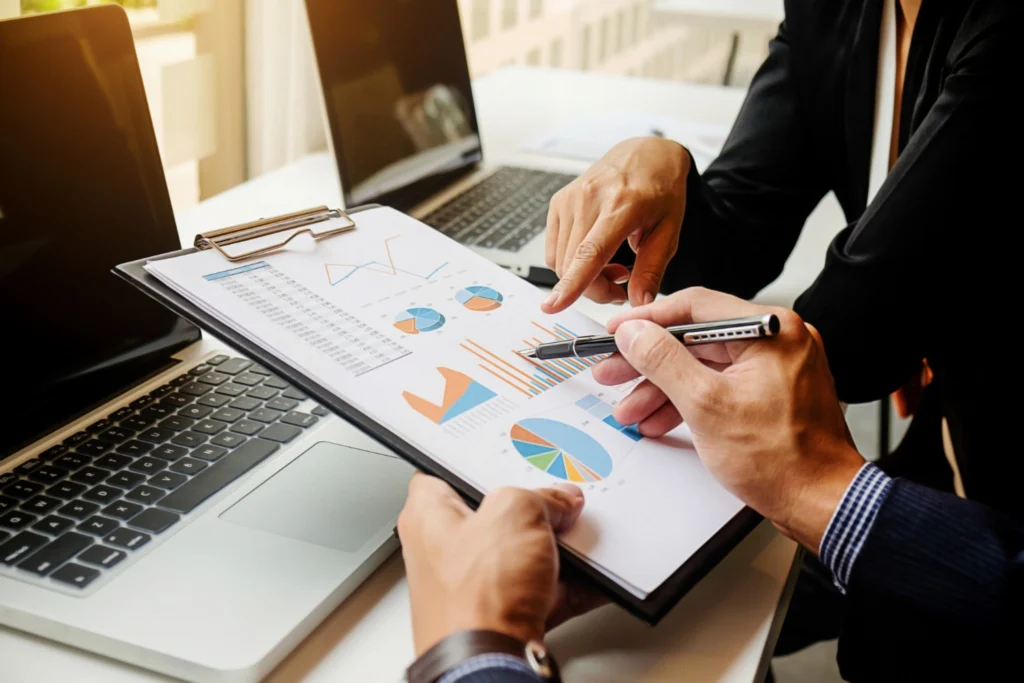 Profissional analisa relatório de desempenho financeiro em escritório, com foco no LTV significado.