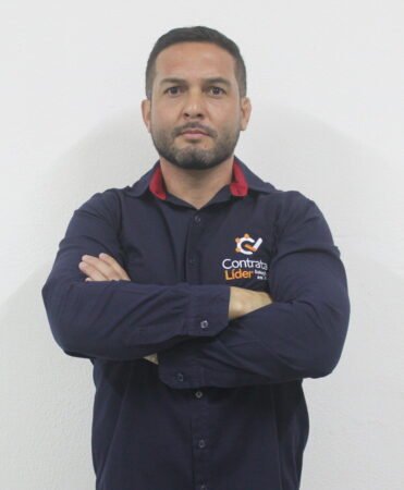 Retrato profissional de Weverton Lima, gestor de pessoas e fundador da Contrata Líder RH
