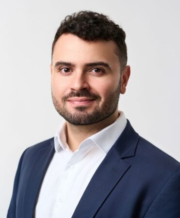 Wellington A. da Maia, especialista em direito tributário e corporativo, posando com traje social para perfil profissional.