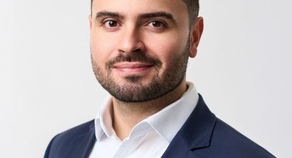 Wellington A. da Maia, especialista em direito tributário e corporativo, posando com traje social para perfil profissional.