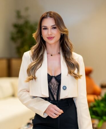 Retrato profissional de Geiza Boeira, diretora de DHO na KNN Idiomas Brasil e especialista em desenvolvimento humano.