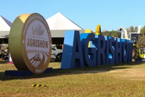 Visitantes exploram tratores e máquinas na Agrishow 2025