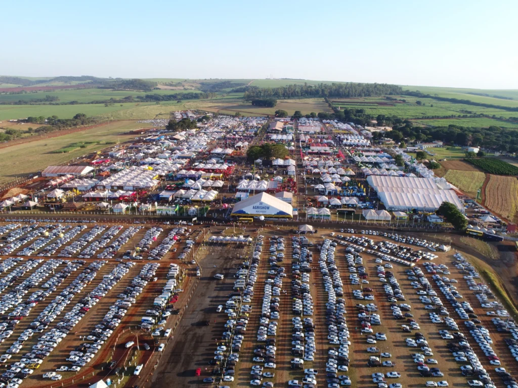 Vista aérea da Agrishow 2025 com público e estandes de tecnologia agrícola