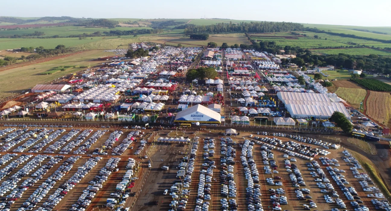 Vista aérea da Agrishow 2025 com público e estandes de tecnologia agrícola