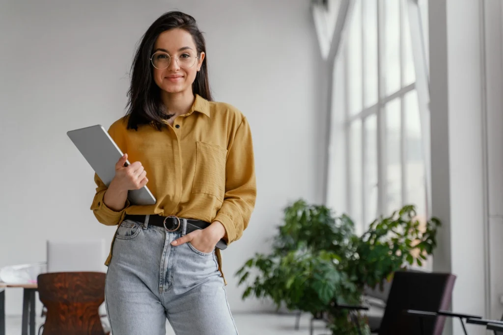Jovem empresária confiante, representando quem deseja montar uma agência de marketing digital do zero.