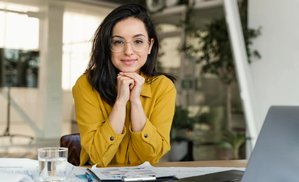 Mulher de negócios trabalhando em escritório, representando o que estudar para ser empresário