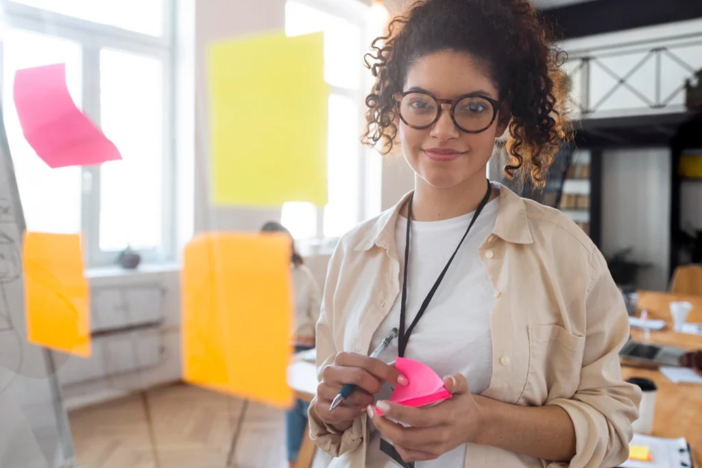 Empreendedora sorridente simboliza o início de uma agência de marketing digital com atitude e confiança.
