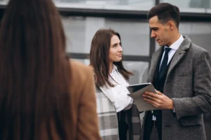 Executivos analisando informações juntos em ambiente de trabalho com rapport