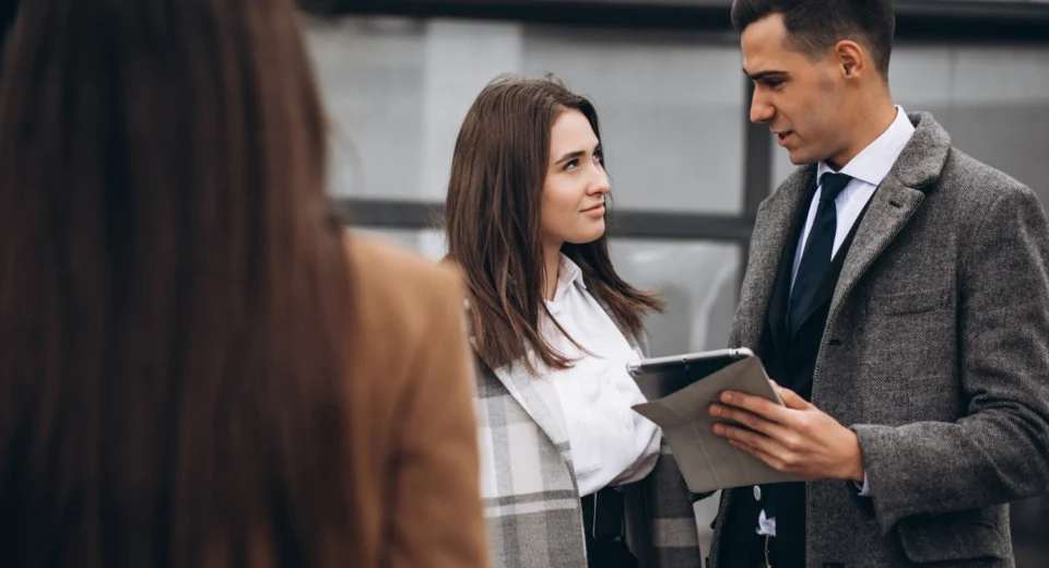 Executivos analisando informações juntos em ambiente de trabalho com rapport