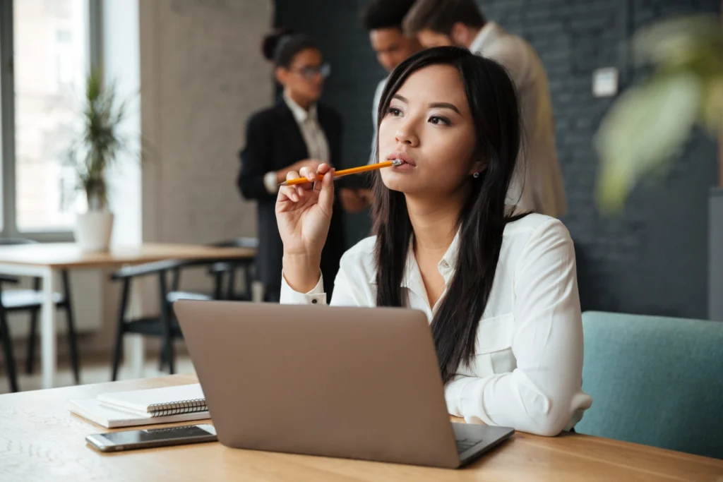 Empresária jovem pensativa refletindo sobre o que estudar para ser empresário