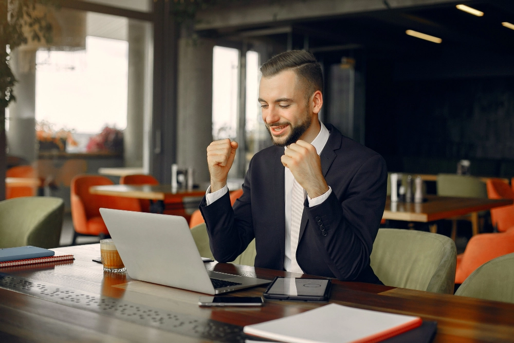 Empresário trabalhando em café para começar a empreender