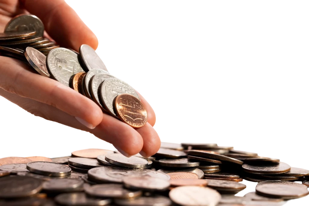 Mãos segurando moedas douradas simbolizando risco financeiro — erros tributários que podem acabar com a sua empresa