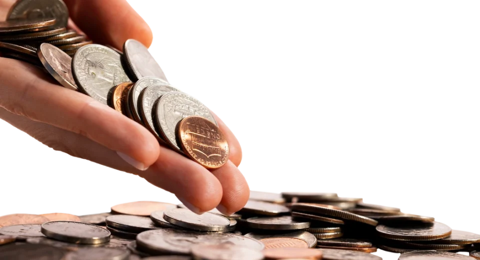 Mãos segurando moedas douradas simbolizando risco financeiro — erros tributários que podem acabar com a sua empresa