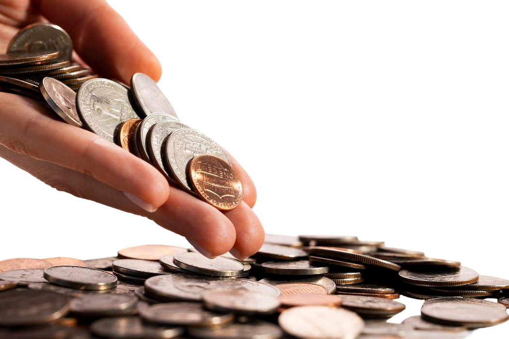 Mãos segurando moedas douradas simbolizando risco financeiro — erros tributários que podem acabar com a sua empresa