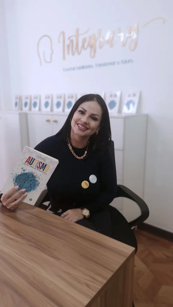 Dra Camila Lessa apresentando o seu livro